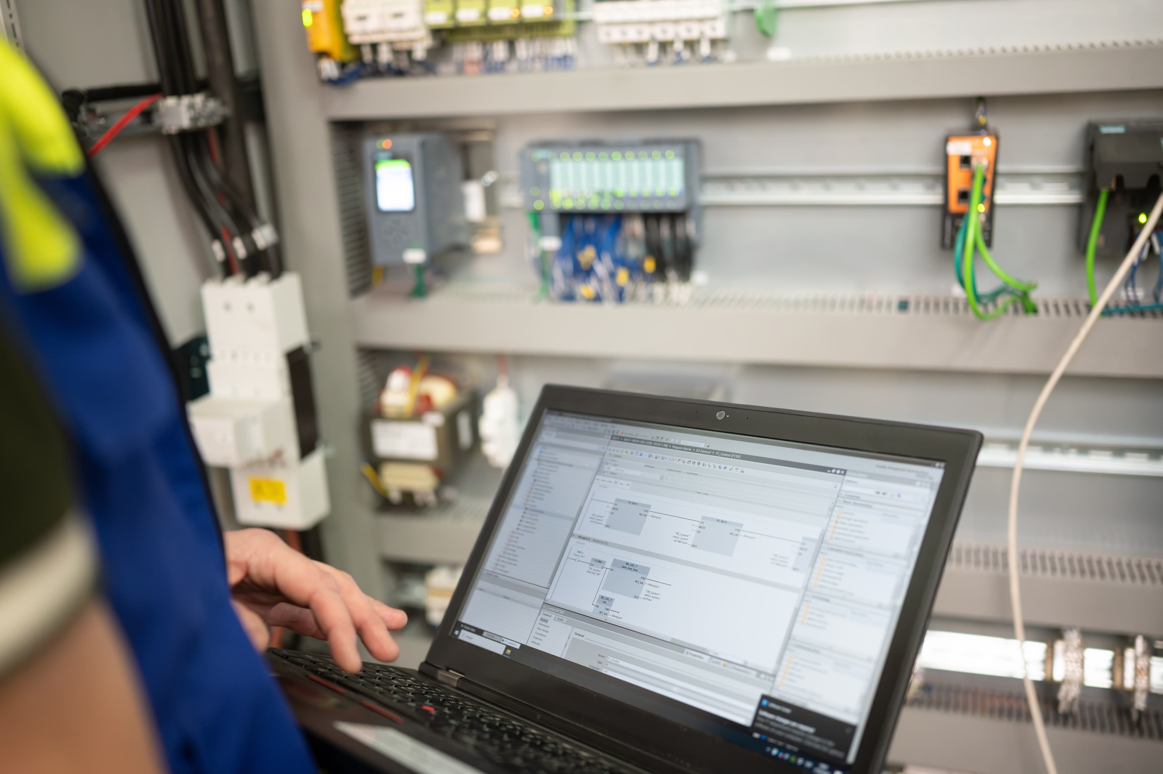 SPS-Steuerung und Schaltschrank für industrielle Automatisierungstechnik