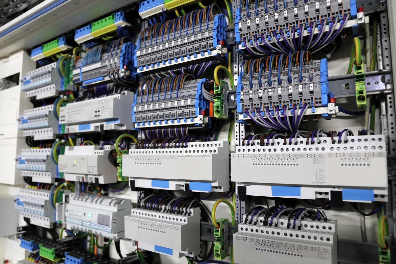 Elektriker installiert Zählerschrank in Stephanskirchen, Raum Rosenheim